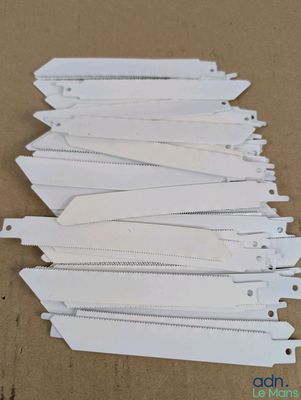 une pile de fermetures éclair blanches posées sur une table