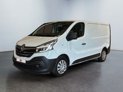 la photo d'une camionnette blanche garée dans une pièce