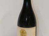une bouteille de vin posée sur une table