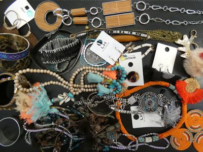 une table noire sur laquelle sont posés tout un tas de bijoux