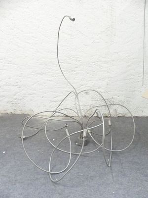 a metal object that is sitting on the ground next to a wall