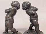 paire de figurines anciennes en bronze d'un garçon et d'une fille