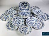 Des assiettes bleues et blanches sont empilées sur une surface blanche