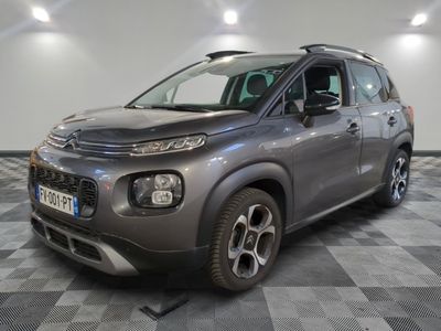 la citrole grise est garée sur un carrelage en damier