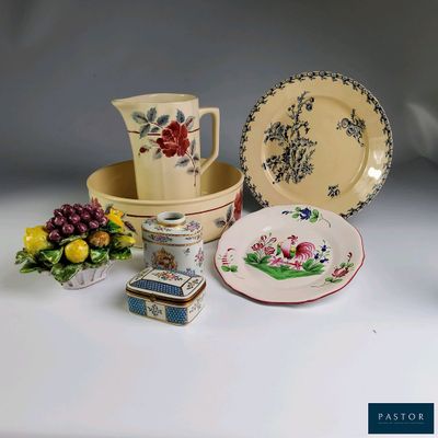 tout un tas d'assiettes et de tasses de toutes sortes sur la table