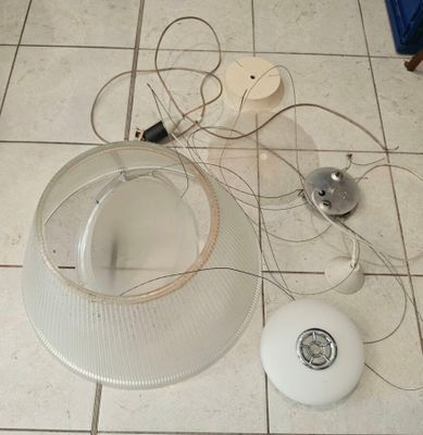 une lampe posée par terre à côté de quelques fils électriques