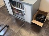 une boîte de chaussures dans un coin de la pièce