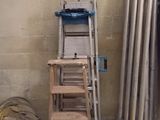 une échelle appuyée contre un mur, à côté d'un lit