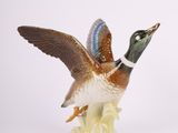 une figurine représentant un canard en plein vol