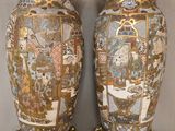 une paire de grands vases ornés de motifs dorés et bleus
