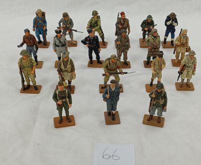 de nombreuses figurines représentant des militaires sont exposées