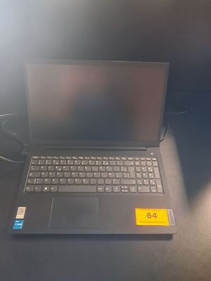 un ordinateur portable posé sur une table