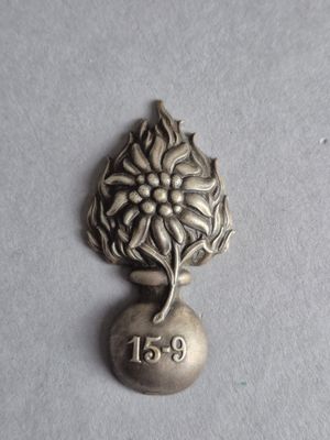 une image représentant une clochette argentée ornée d'une fleur