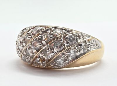 une image d'une bague en diamant sur une surface blanche