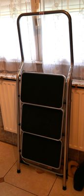 une photo d'une chaise pliante dans une cuisine