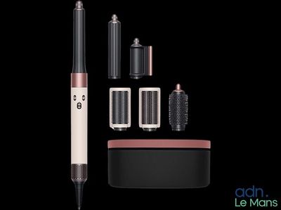 un gros plan sur un stylo, un pinceau et d'autres objets sur fond noir