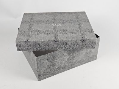 une boîte ouverte dont l'intérieur est orné d'un motif noir et blanc
