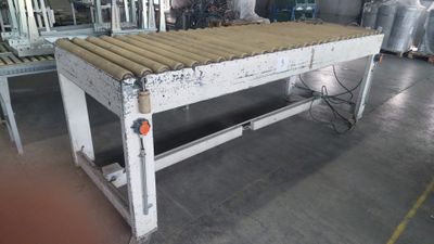 une table sur laquelle est posé un rouleau de carton