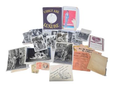 une vieille photo représentant un tas de vieilles photos et d'autres objets