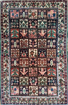 un tapis persan ancien à motifs multicolores