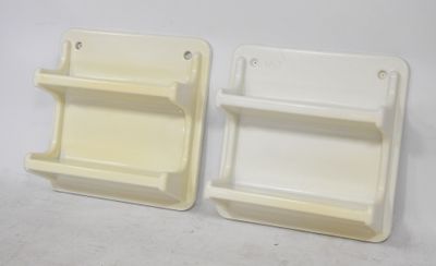 deux étagères blanches accrochées au mur, l'une à côté de l'autre