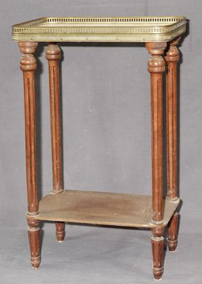 une petite table en bois surmontée d'une étagère