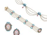 un gros plan d'un collier et de boucles d'oreilles sur fond blanc