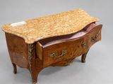 une petite commode avec un plateau en marbre