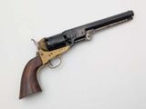 gros plan d'un revolver sur une surface blanche