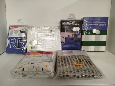 de nombreux objets qui sont posés sur une étagère dans la pièce