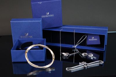 une boîte bleue contenant un anneau en argent et d'autres objets