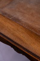 Table de bibliothèque en noyer mouluré et sculpté de fleuret… (photo 4)