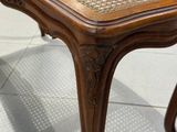 une table en bois sur laquelle est posé un panier