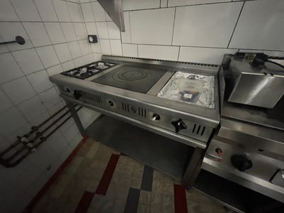 une cuisine équipée d'une cuisinière, d'un four et d'un évier