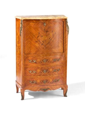 une ancienne commode en bois avec un plateau en marbre