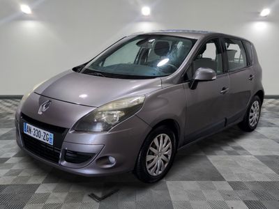 la photo d'une voiture argentée garée dans un garage