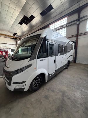un camping-car blanc garé dans un garage