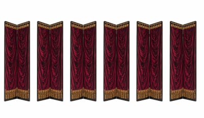 un ensemble de quatre rideaux rouges et dorés, avec des bordures dorées