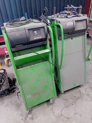 deux machines placées l'une à côté de l'autre dans un garage