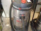 un aspirateur posé sur le sol à côté d'une chaise