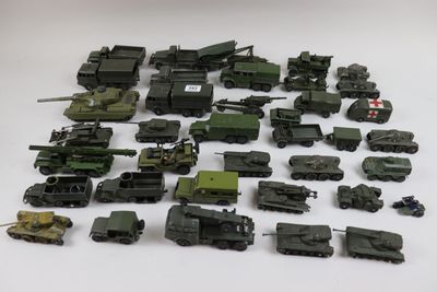 de nombreux véhicules militaires qui sont à l'étude