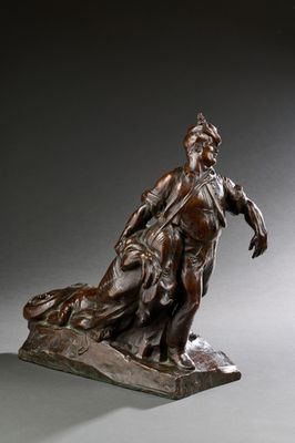 statue en bronze représentant une femme tenant un enfant sur un rocher