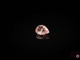 un diamant rose sur une surface noire