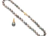 un ensemble composé d'un collier et de boucles d'oreilles en perles de Tahiti