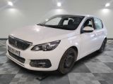 la voiture blanche est garée sur un sol en damier dans le garage