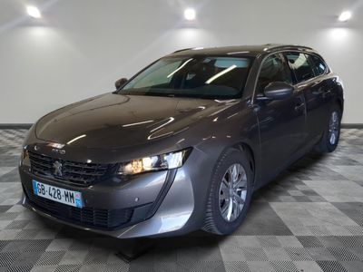 la voiture grise est garée dans le garage sur le sol en damier