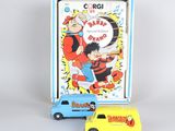 un camion miniature et une boîte sur laquelle figure un personnage de dessin animé