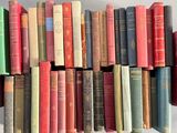 un grand nombre de livres empilés les uns sur les autres