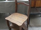 une chaise en bois posée devant une table
