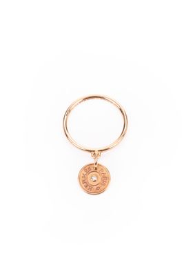 une bague en or surmontée d'une pièce de monnaie